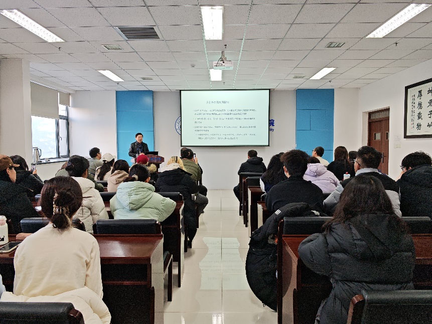 会议室里的人们描述已自动生成