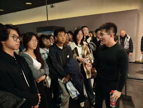 会议室里的人们 AI 生成的内容可能不正确。